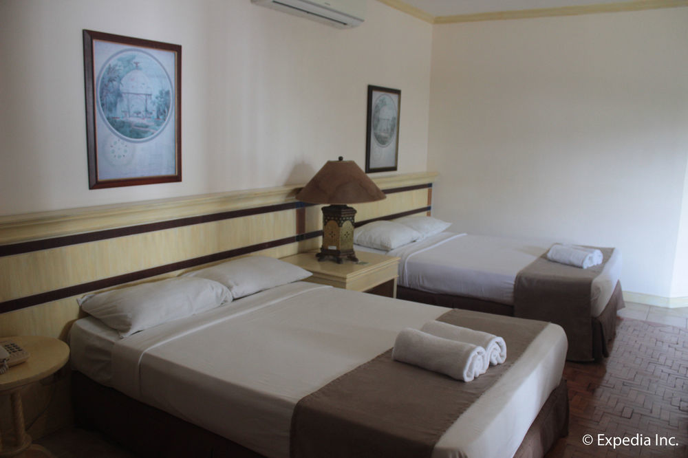 Club Morocco Resort And Country Club Subic Exterior foto